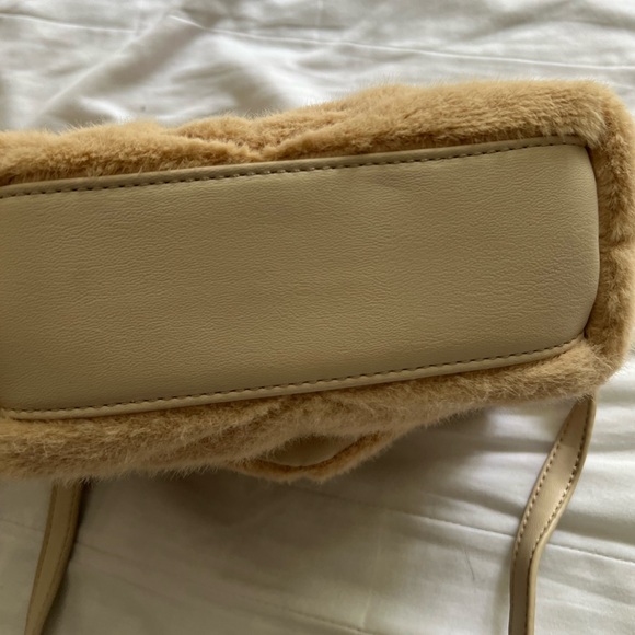 Steve Madden Btoy small quilted cross body bag in taupe faux fur - Picture 9 of 14